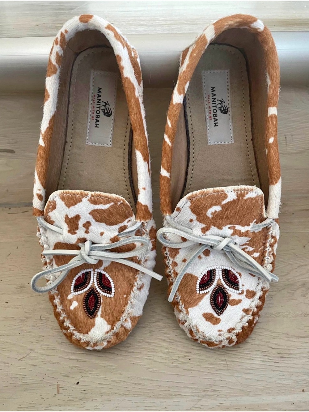 Manitobah Women’s Cowhide Beaded Moccasins in Tan & White